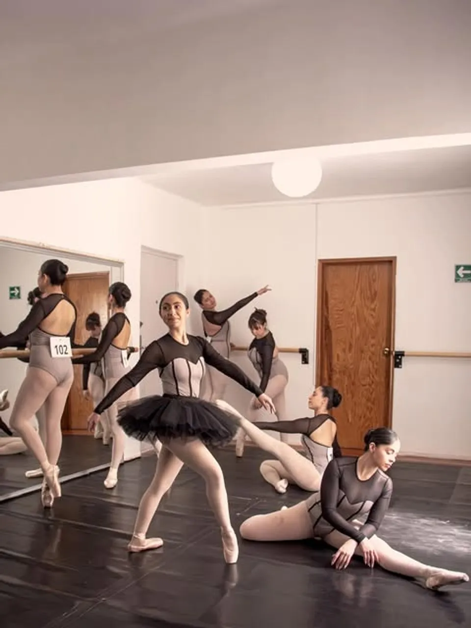 Bailarinas de SARVA en el salón durante la campaña del leotardo SARVA