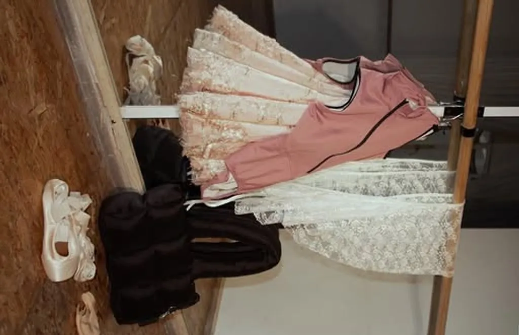 Perchero del estudio con leotardos, tutús y zapatillas