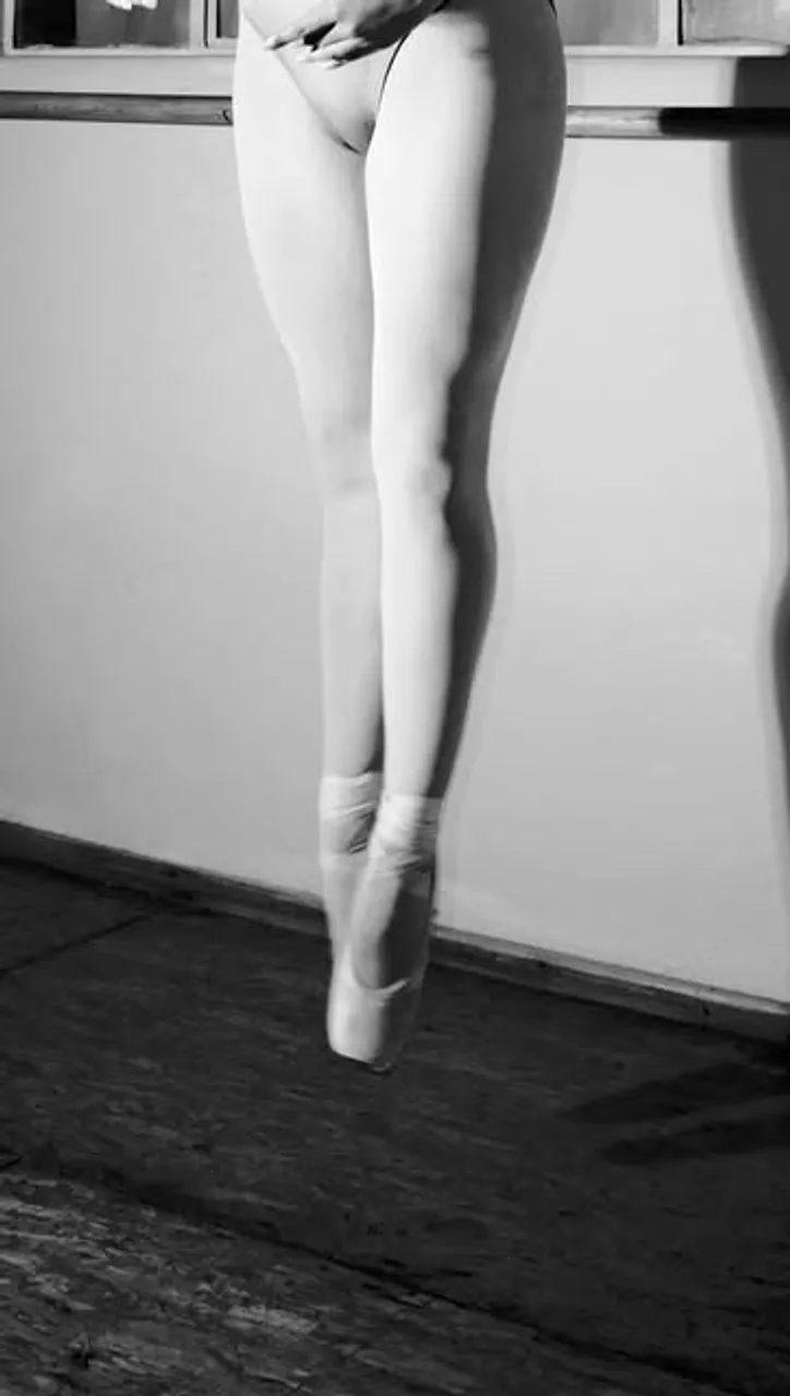 Bailarina en puntas, fotografiada en blanco y negro